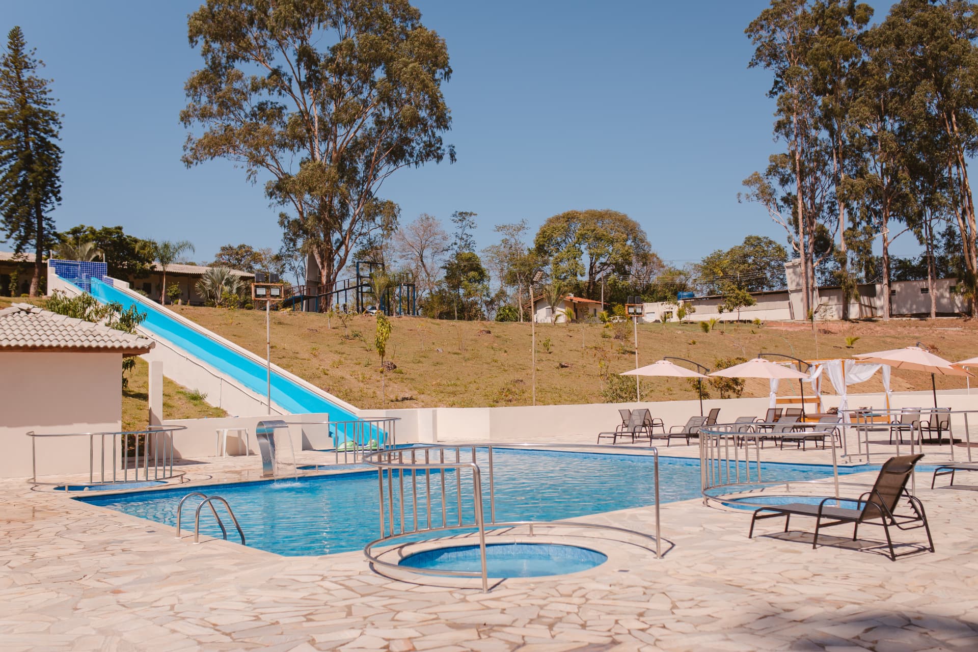 Piscina e área de lazer da Quinta dos Eucaliptos para hospedagem de convidados