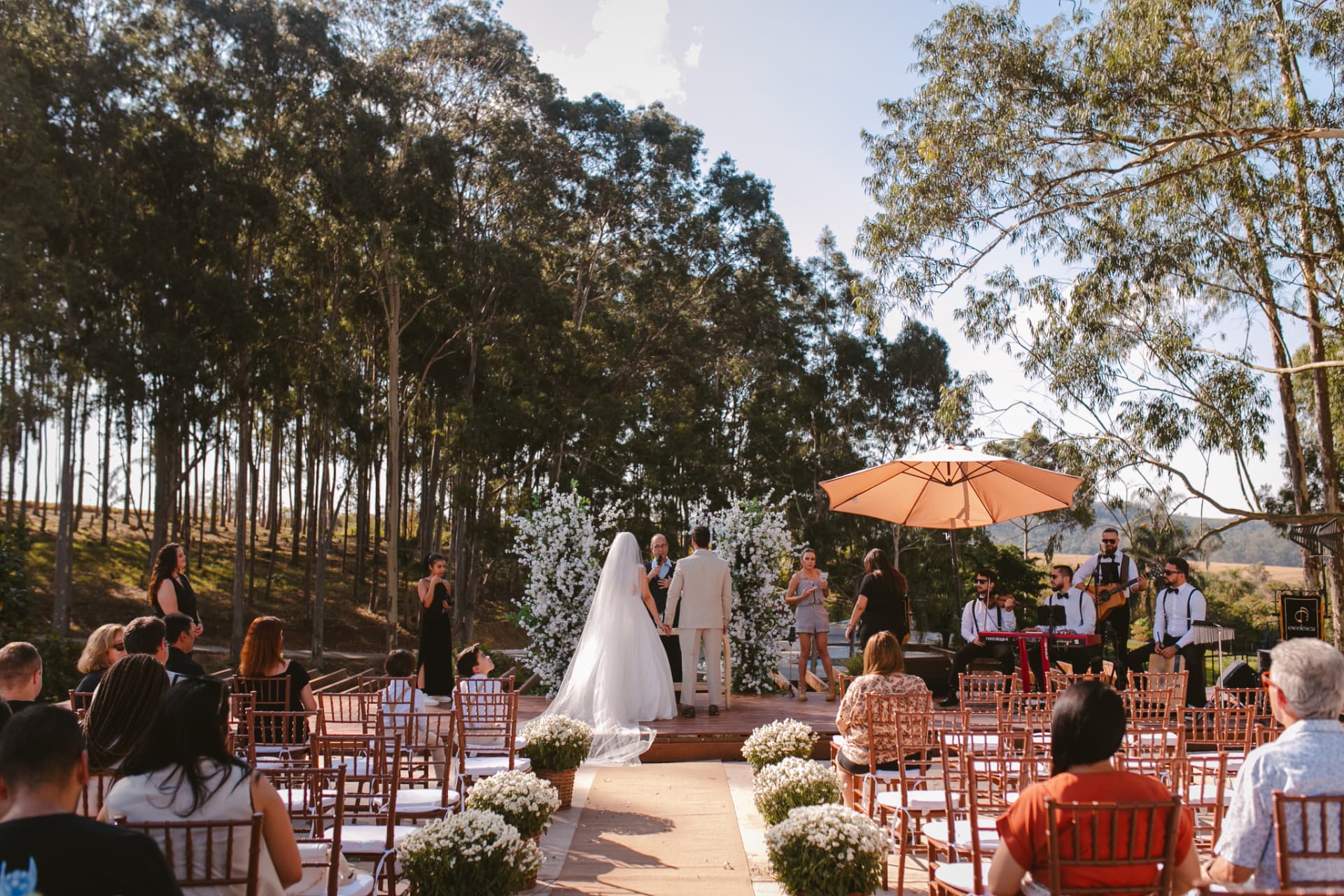 Casamento ao ar livre cercado por eucaliptos na Quinta dos Eucaliptos