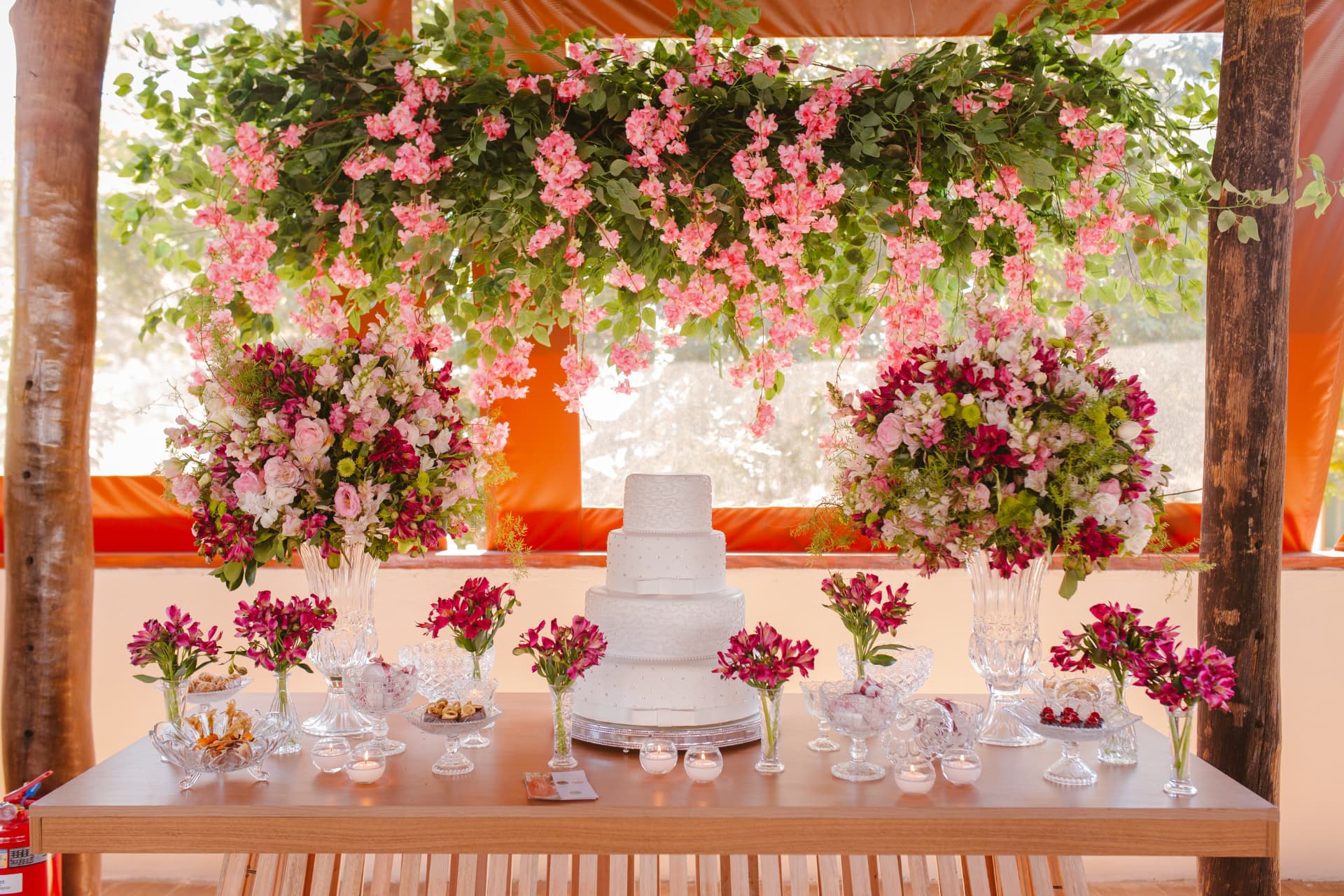 Mesa de casamento decorada com flores na Quinta dos Eucaliptos